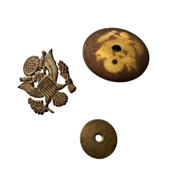 WWII Era Vtg US Army Brass Eagle Button Hat Cap Badge Antique Military Insignia - Picture 2 of 7